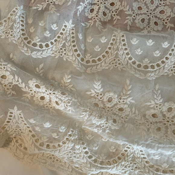 Lacey elegant cream dress for photoshoots - Picture 2 of 4